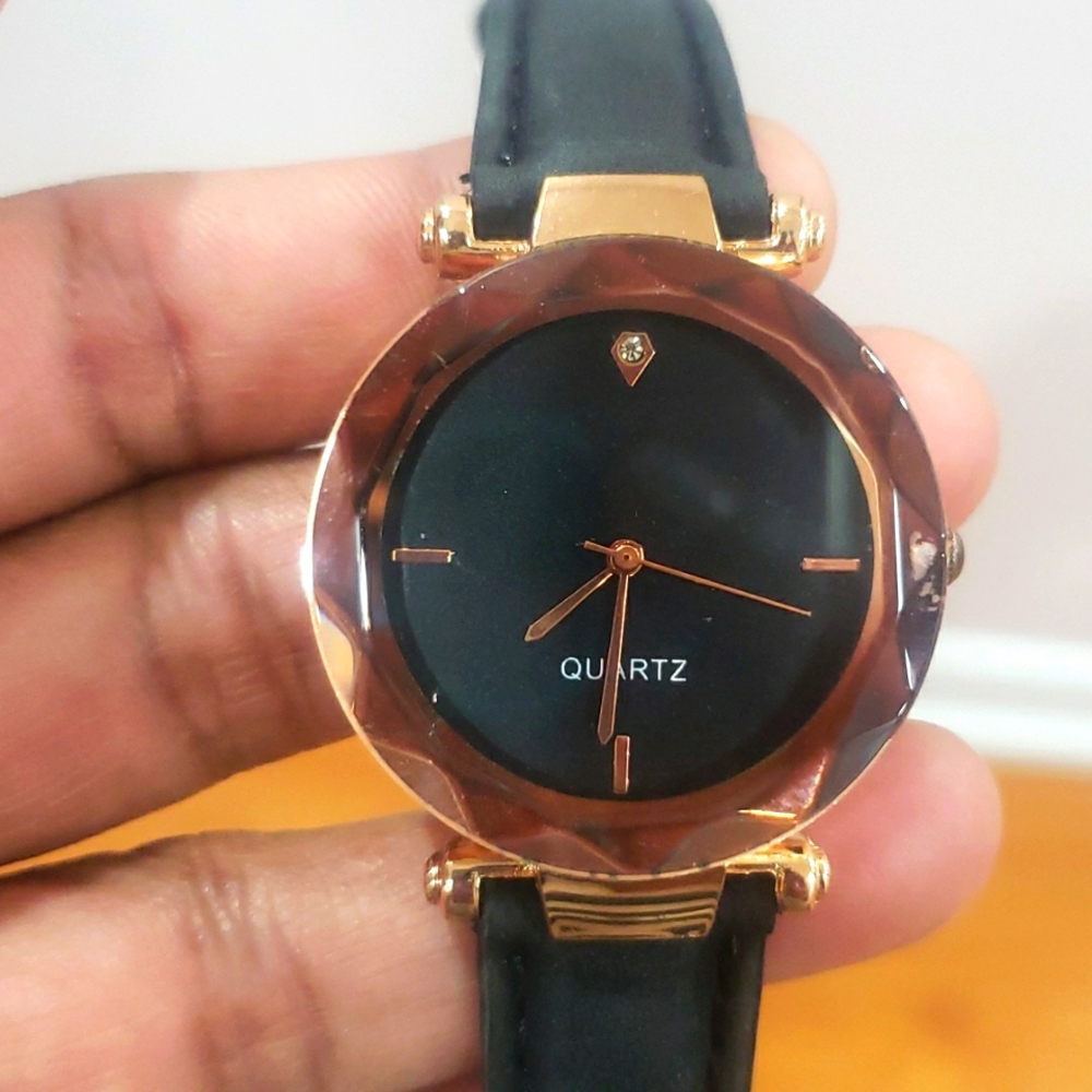 QUARTZ WOMENS WRISTWATCHE